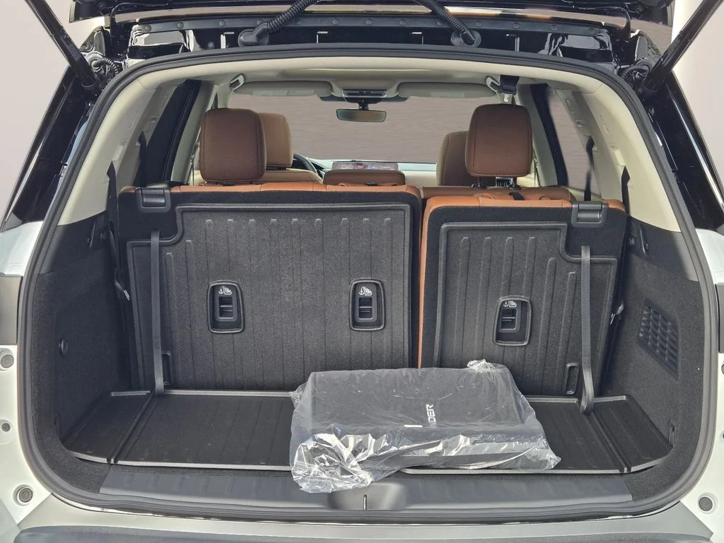 New 2026 Everest White Pearl TriCoat / Super Black Two-tone Nissan Platinum image 12
