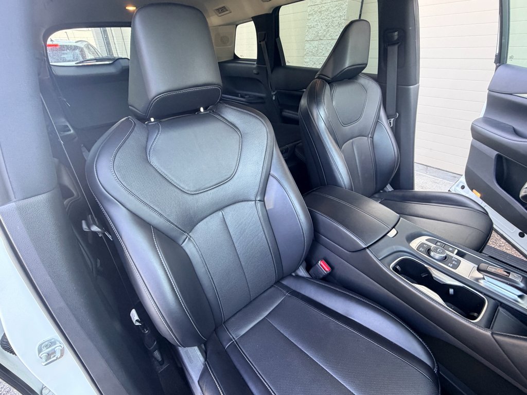 Used 2024 Majestic White INFINITI LUXE image 11