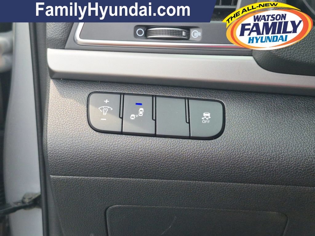 Used 2018 Silver Hyundai Value Edition image 18