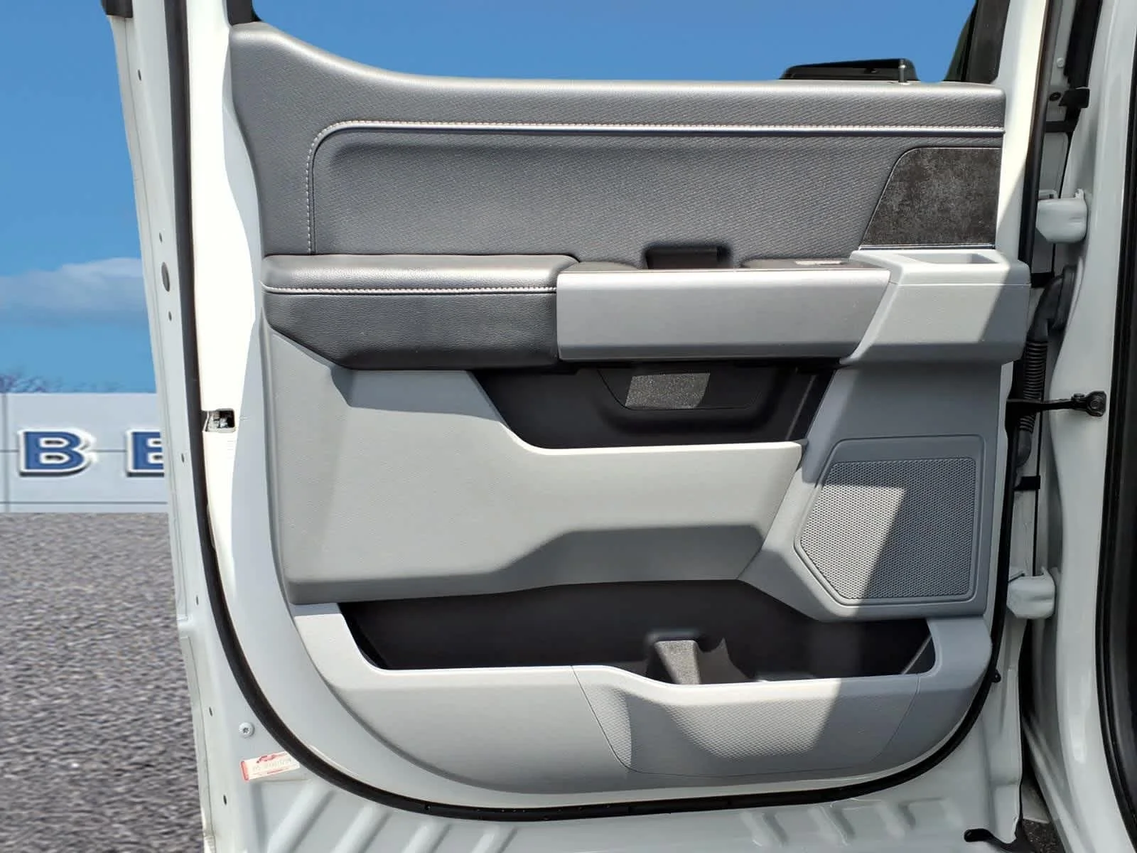 Used 2023 Avalanche Gray Ford XLT image 27