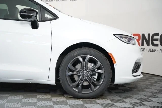 New 2026 Bright White Clear-Coat Exterior Paint Chrysler Select image 40