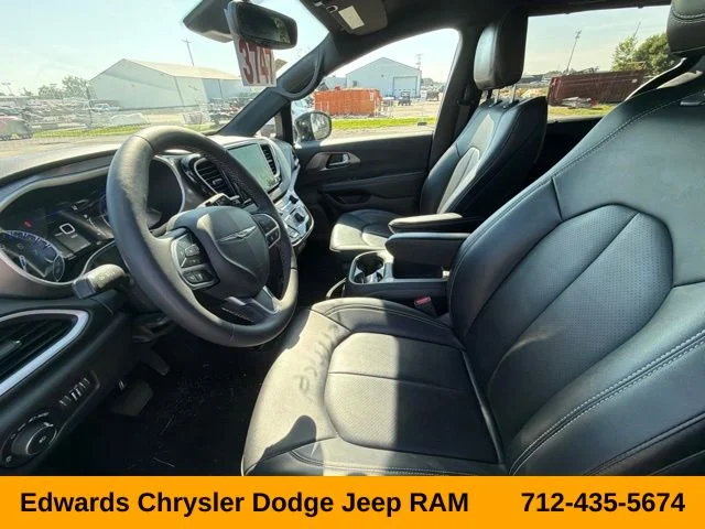 Used 2025 Red Chrysler Select image 12