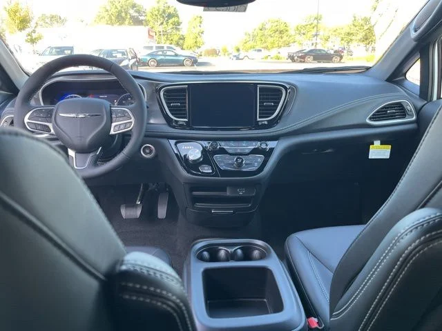 2026 Chrysler Pacifica Select - Photo 15