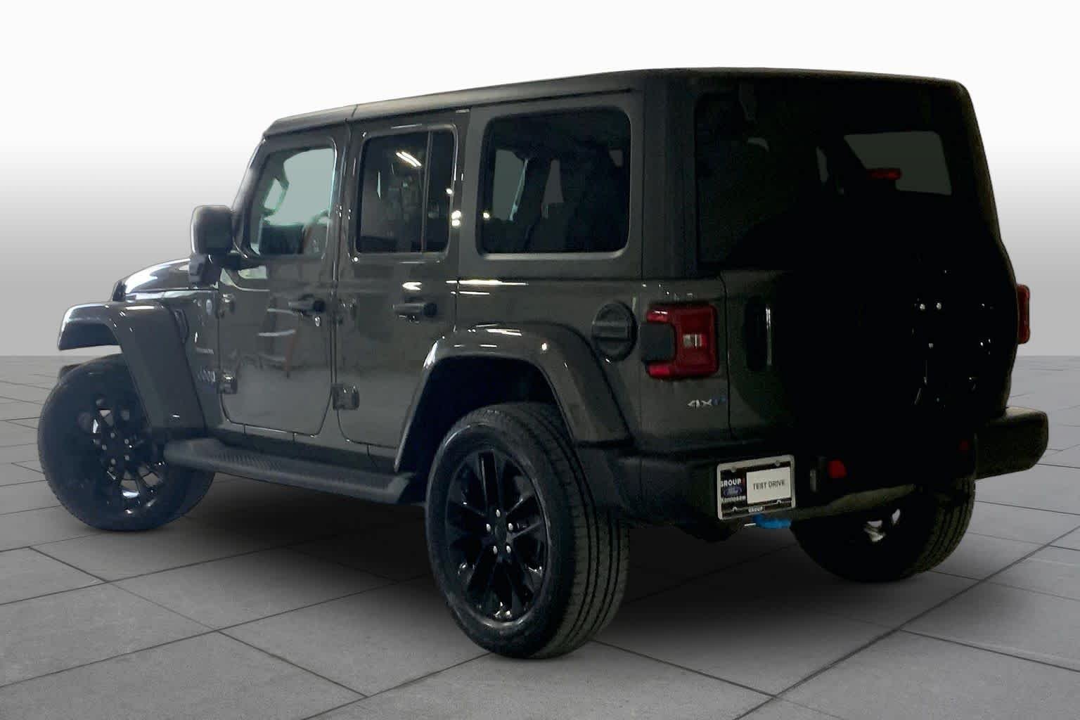 Used 2022 Sting-Gray Clearcoat Jeep Unlimited Sahara image 12