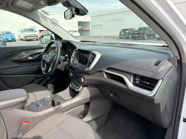 Used 2024 White GMC SLE image 27