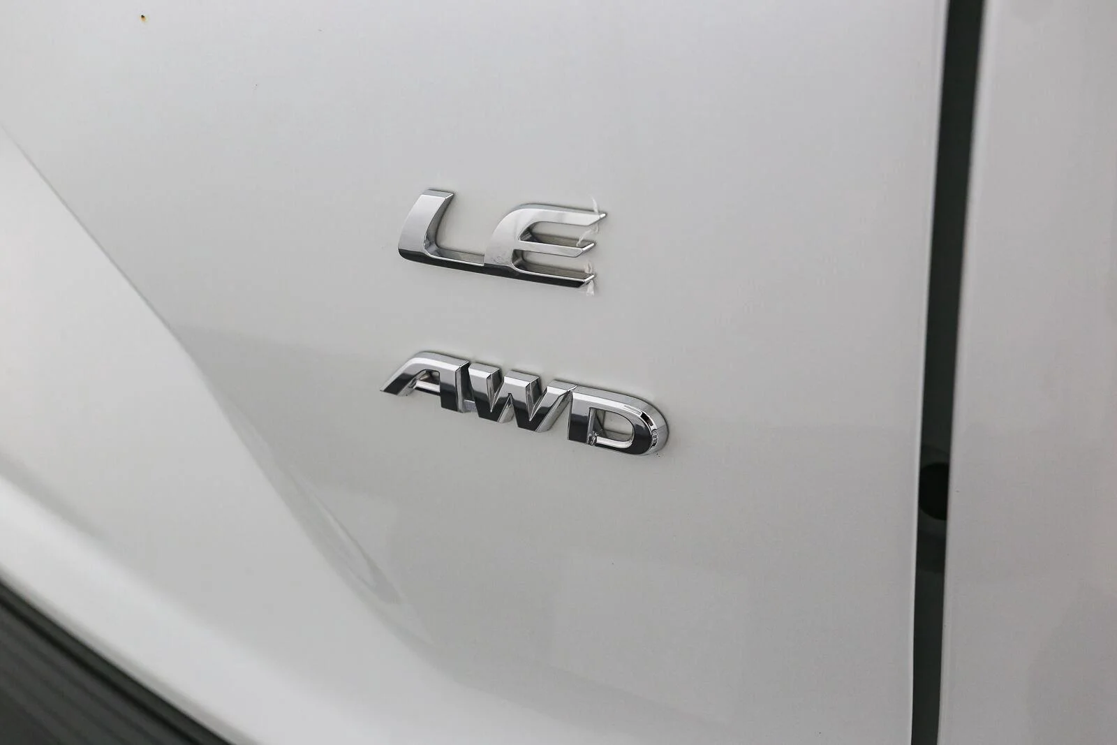 Used 2022 Wind Chill Pearl Toyota LE image 12