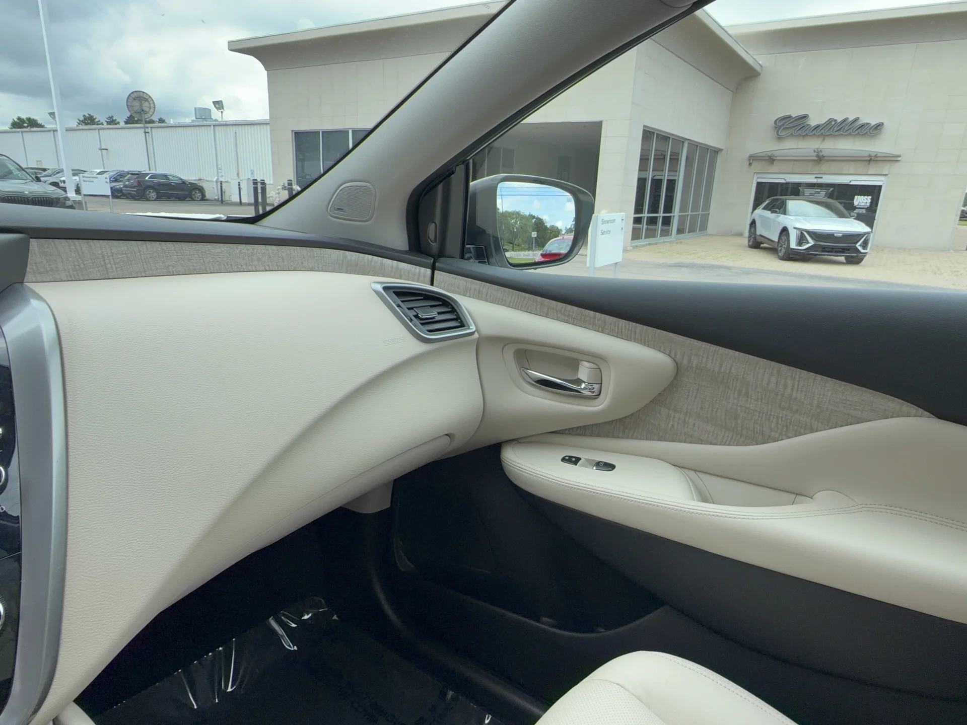 Used 2024 Pearl White TriCoat Nissan SL image 15
