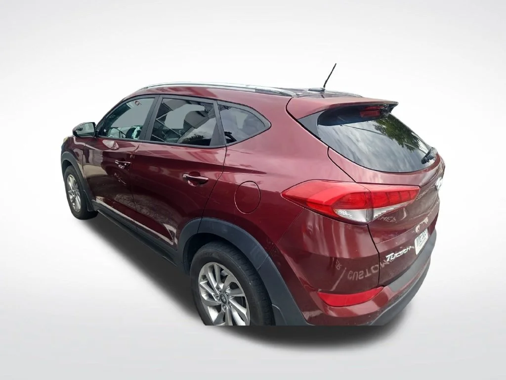 Used 2016 Red Hyundai SE image 4