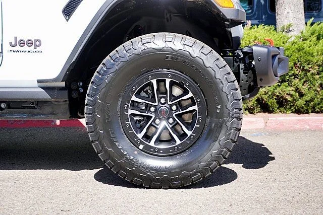 New 2026 Bright White Clear-Coat Exterior Paint Jeep Rubicon X image 8