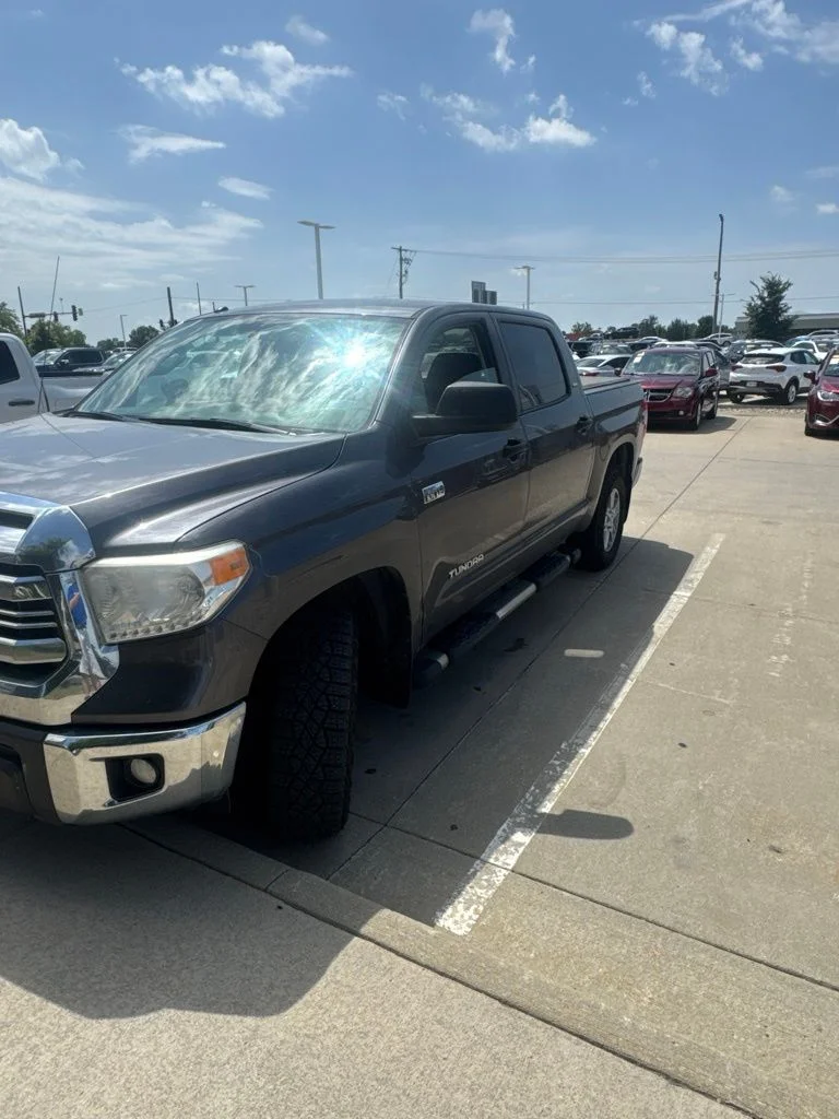 Used 2017  Toyota SR5 image 2