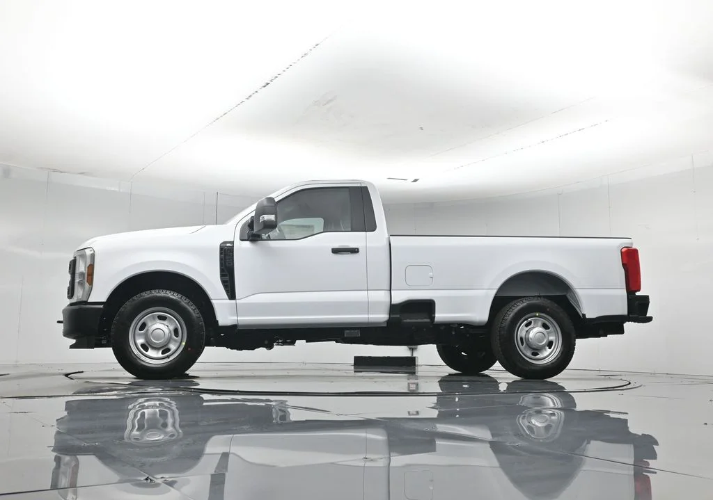 New 2027 Oxford White Ford XLT image 7