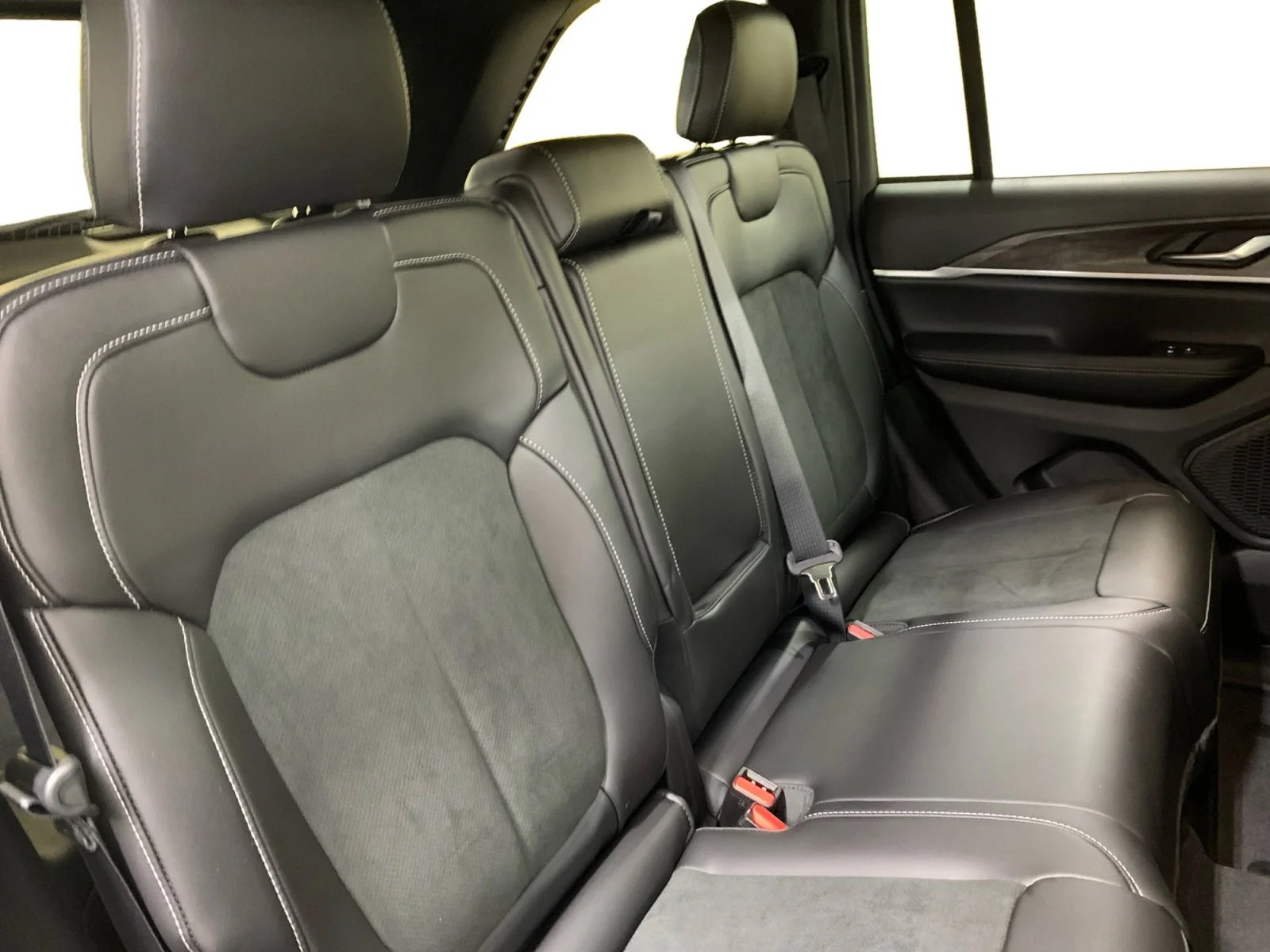 New 2026 Diamond Black Crystal Pearl Jeep Altitude image 18
