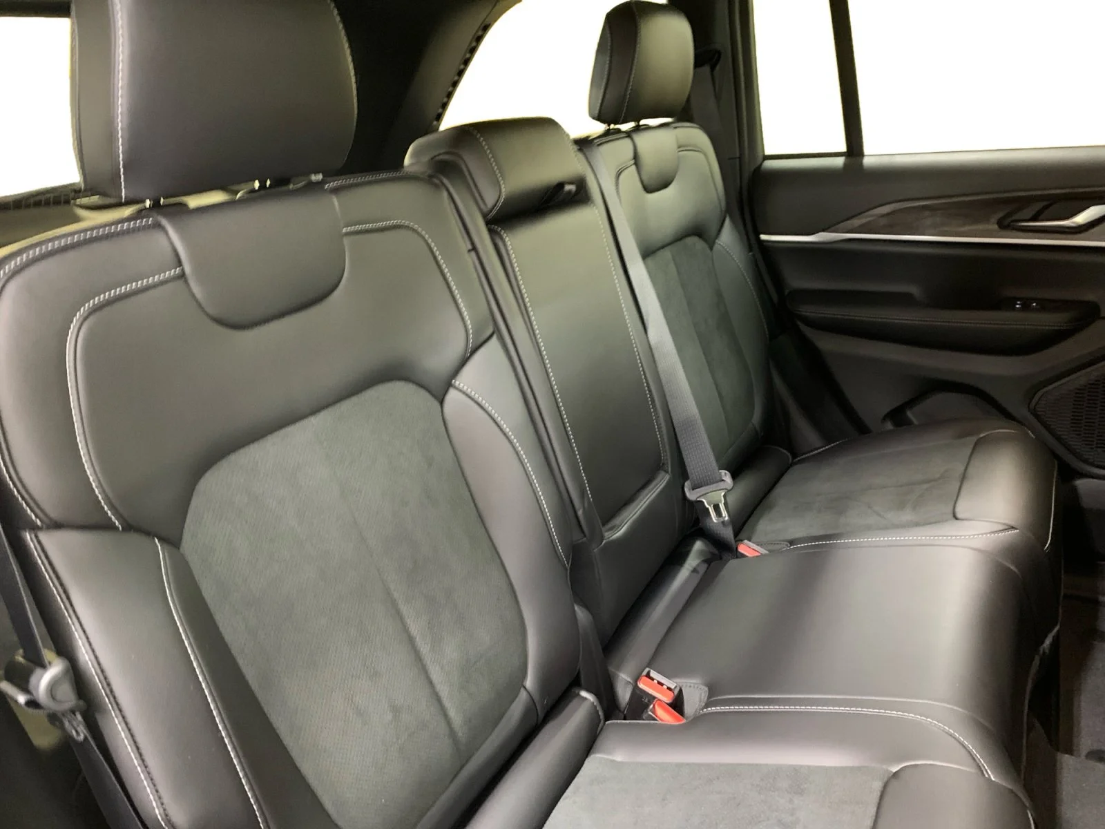 New 2026 Diamond Black Crystal Pearl Jeep Altitude image 18