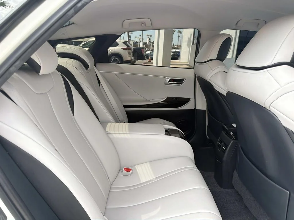 Used 2018 CRYSTAL WHITE Toyota Base image 26