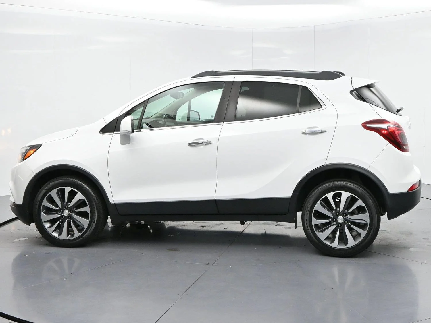 Used 2021 Summit White Buick Preferred image 5