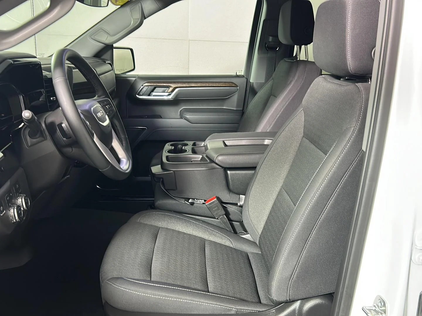 Used 2025 Summit White GMC Elevation image 13