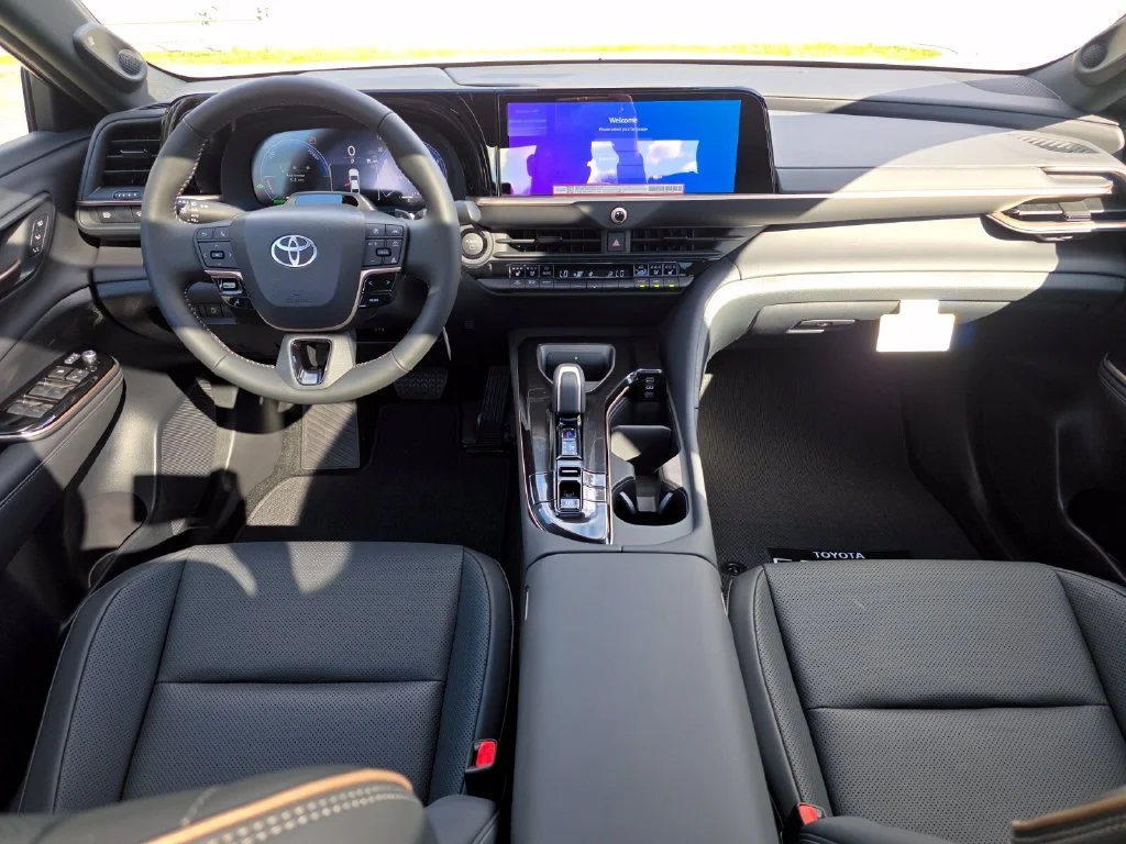 New 2027 Oxygen White <sup>1</sup> Toyota  Limited image 5