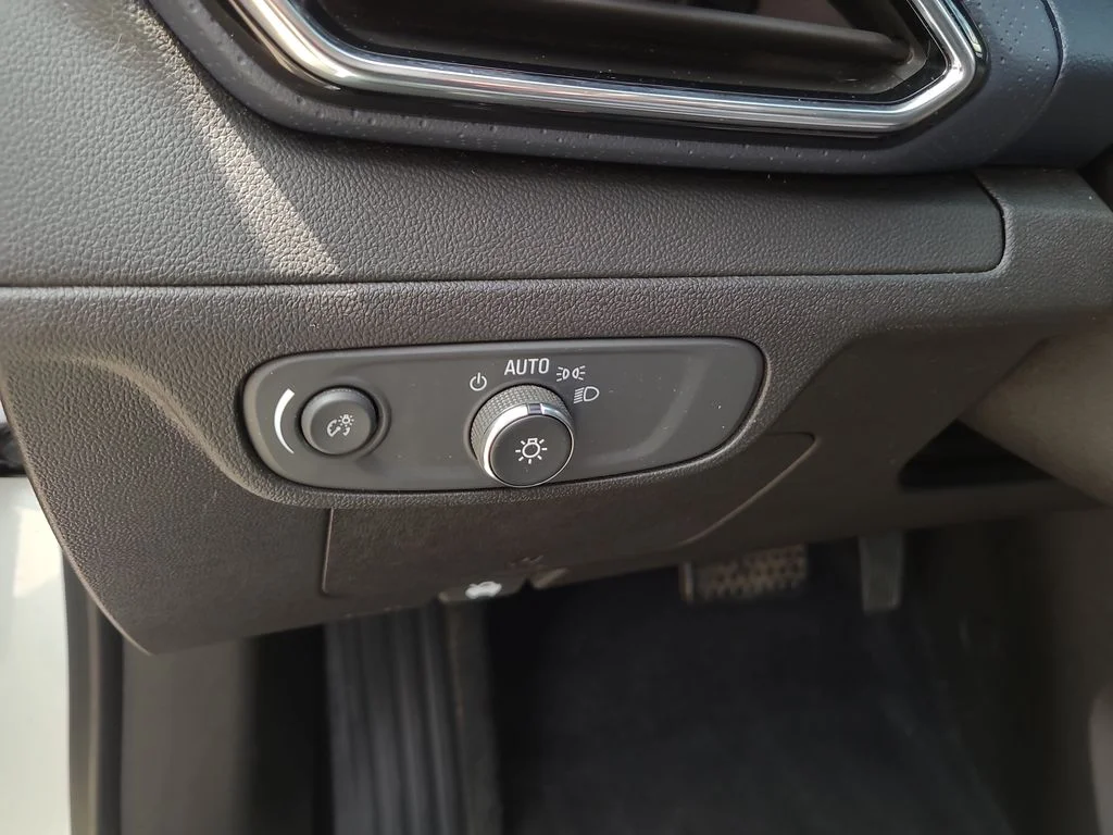 Used 2023 White Chevrolet Premier image 25