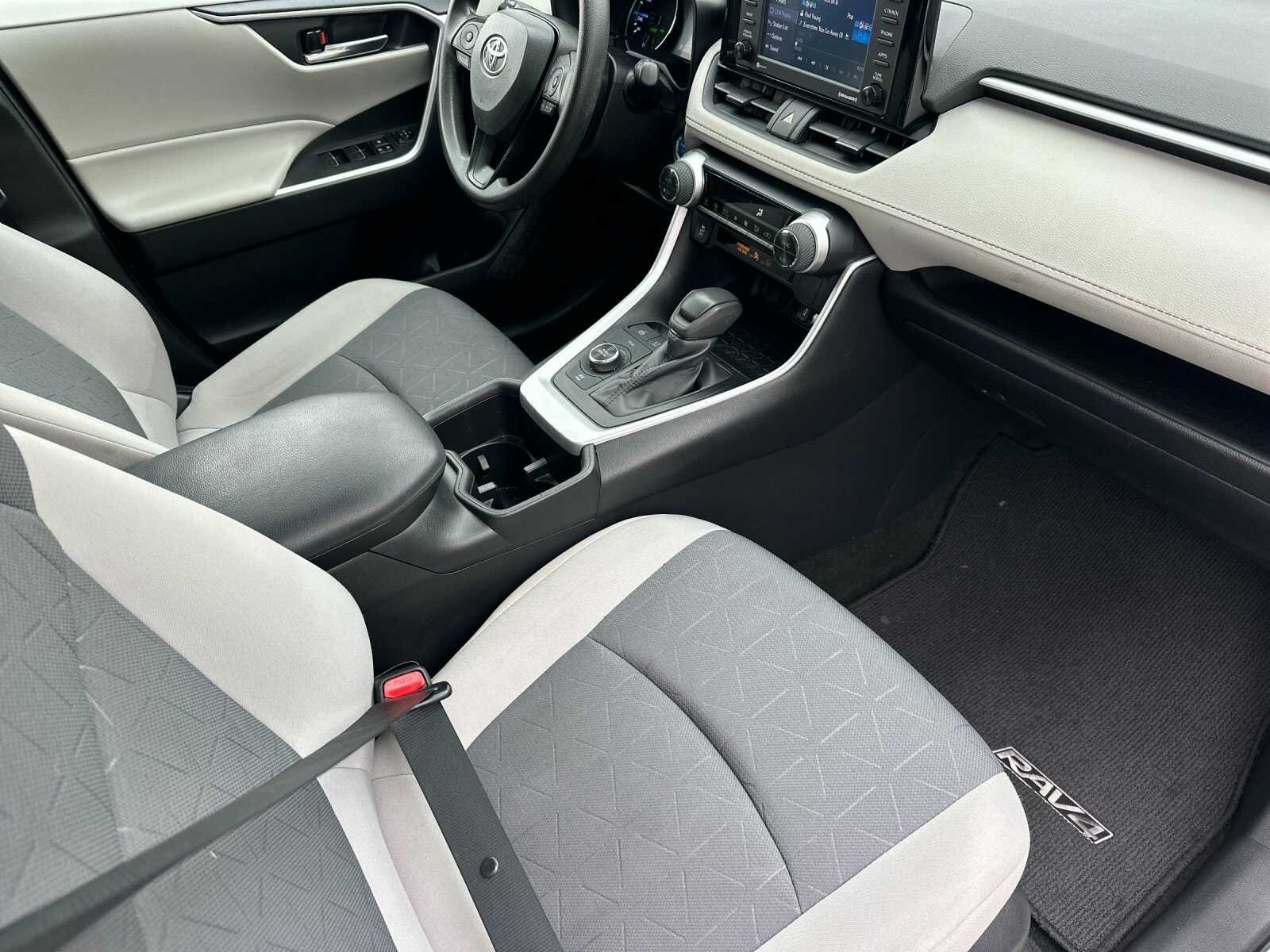 Used 2022 White Toyota XLE 4D Sport Utility image 19