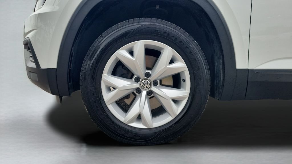 Used 2018 White Volkswagen S image 28