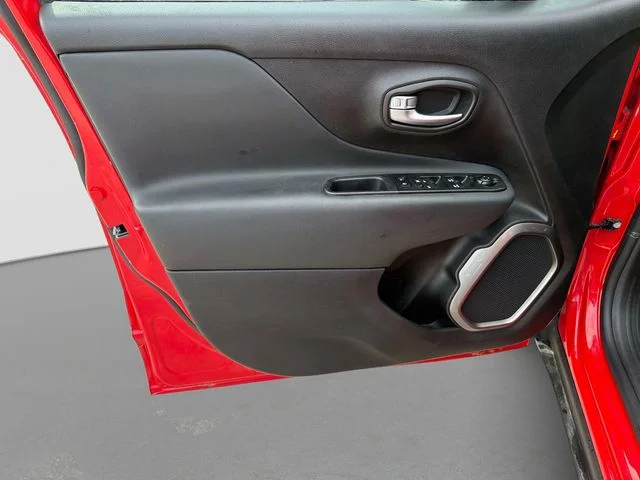 Used 2022 Red Jeep Latitude image 16
