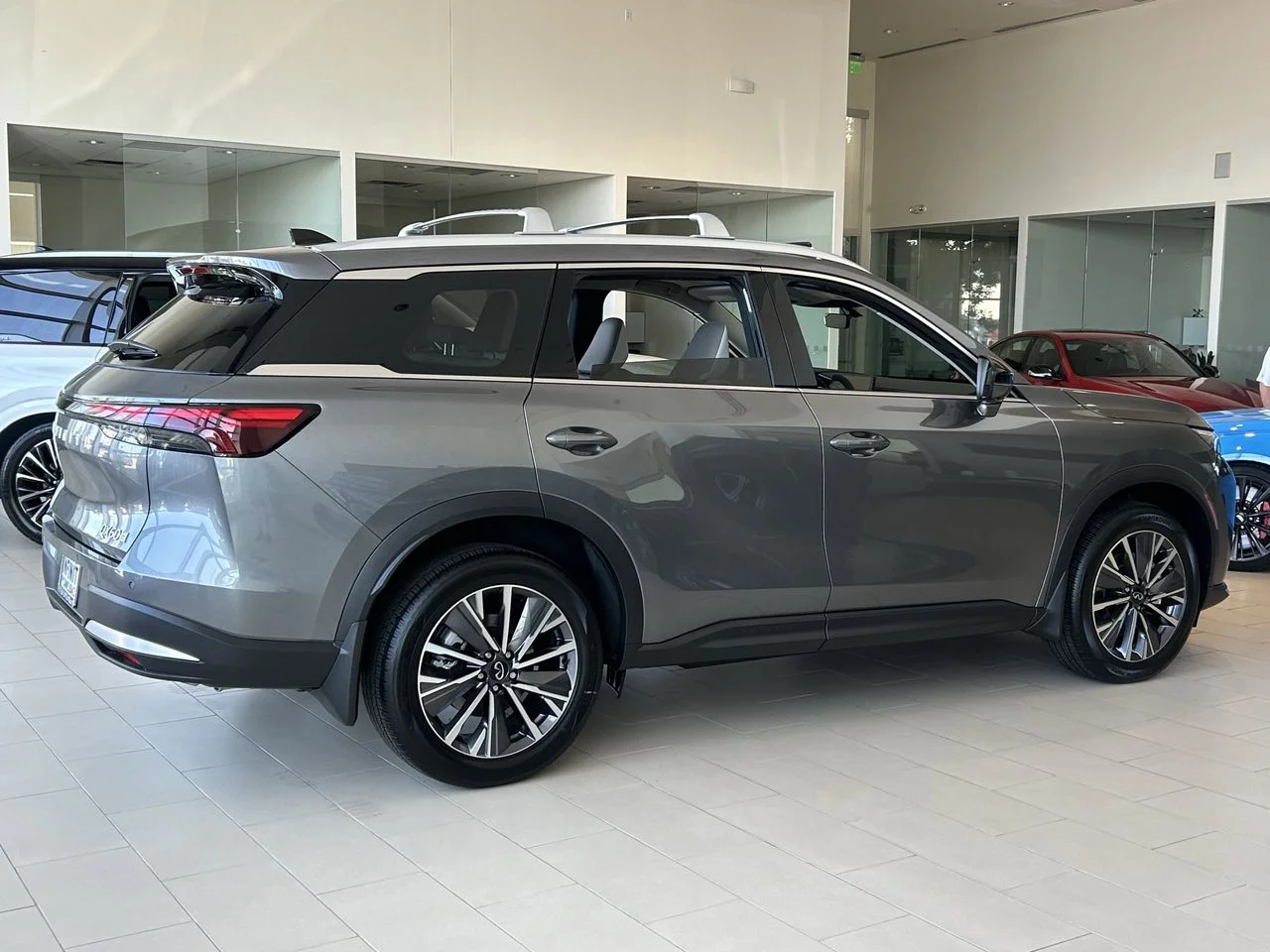New 2027 GRAPHITE SHADOW INFINITI Luxe AWD image 5