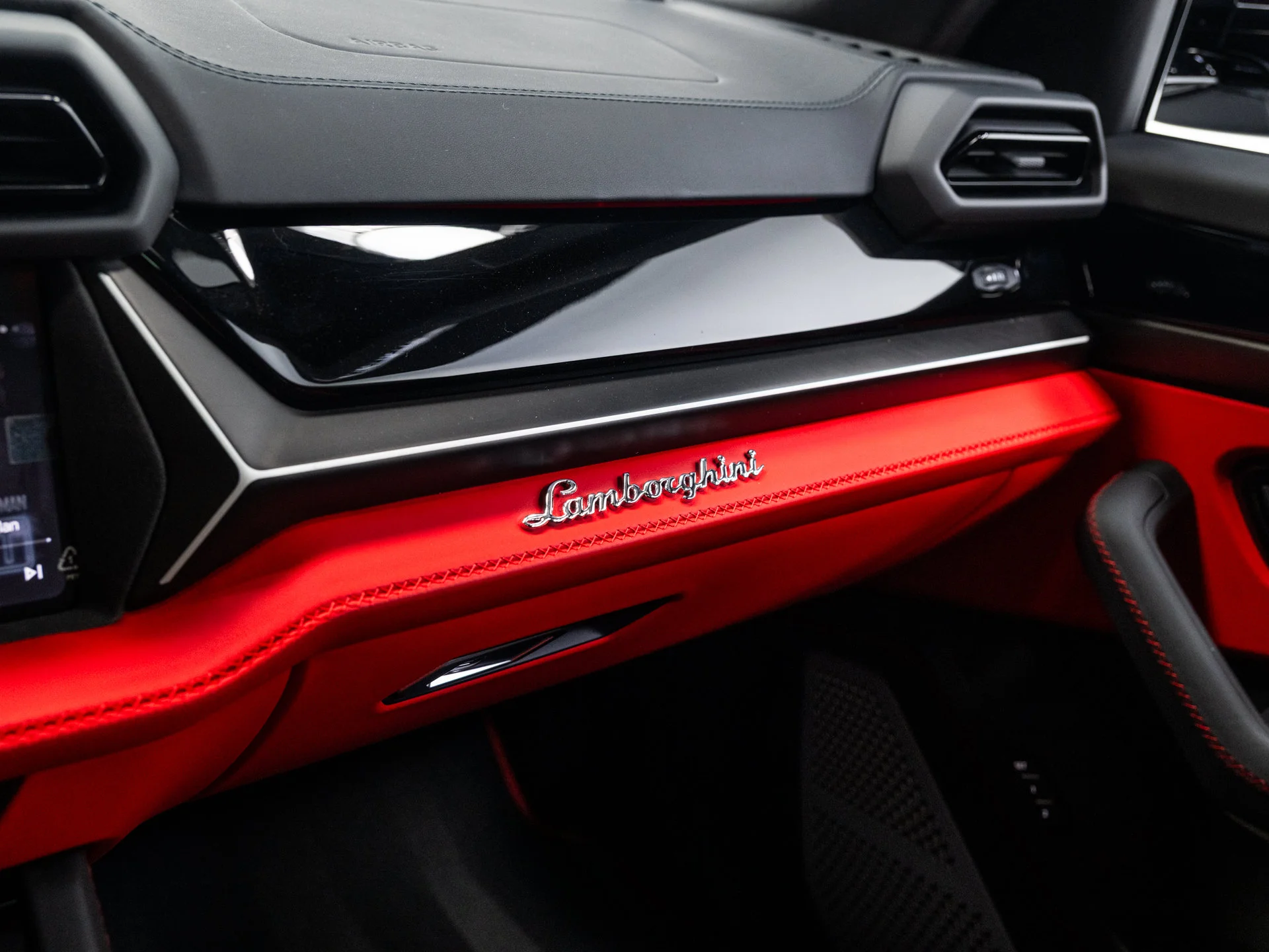 Used 2025  Lamborghini SE image 91