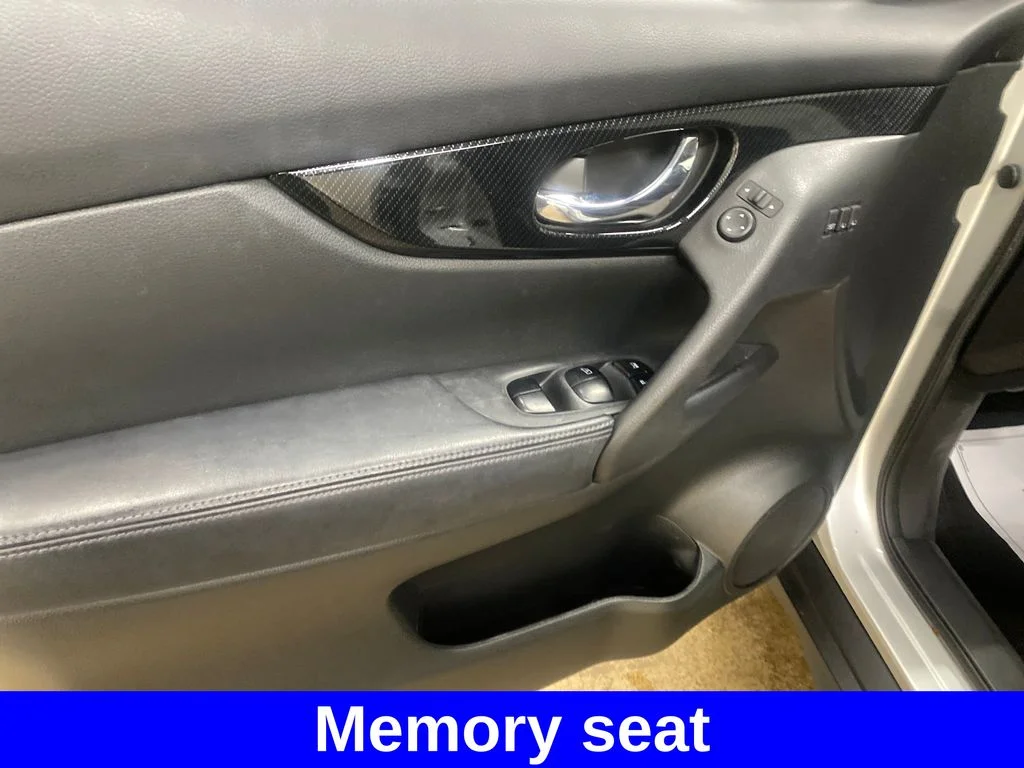 Used 2017 Silver Nissan SL image 8
