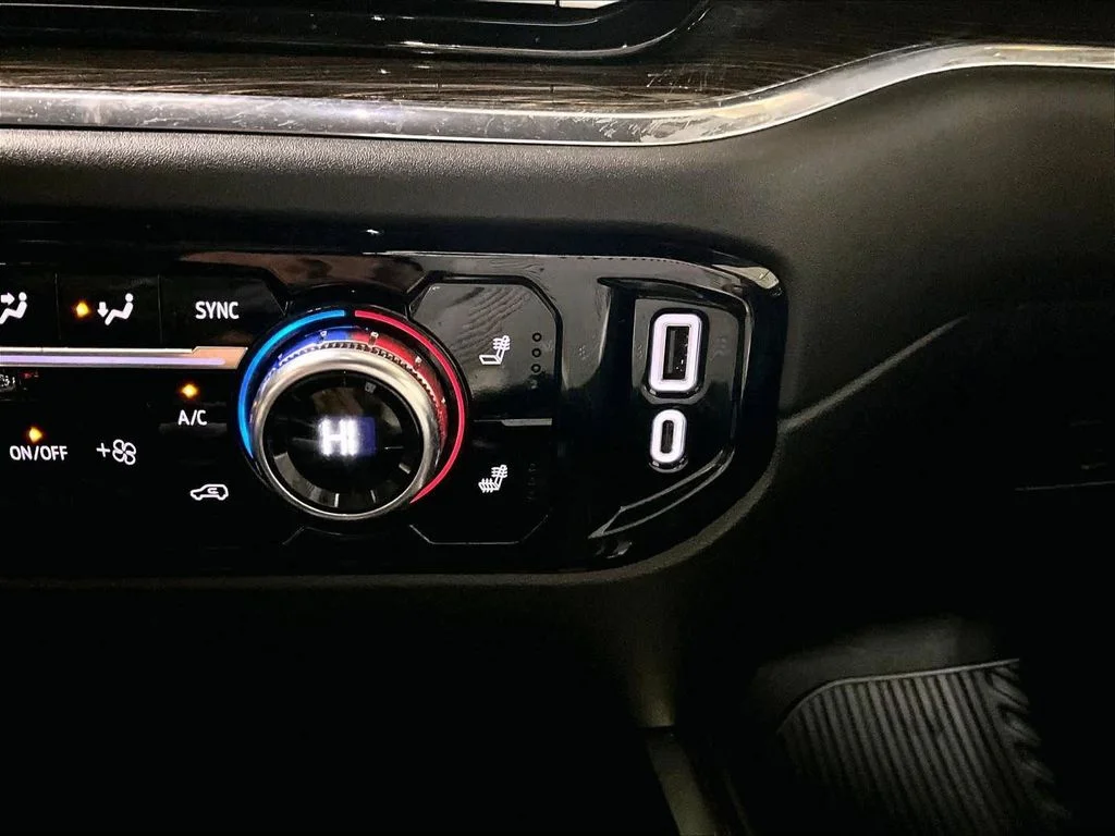 Used 2023 White GMC Elevation image 27