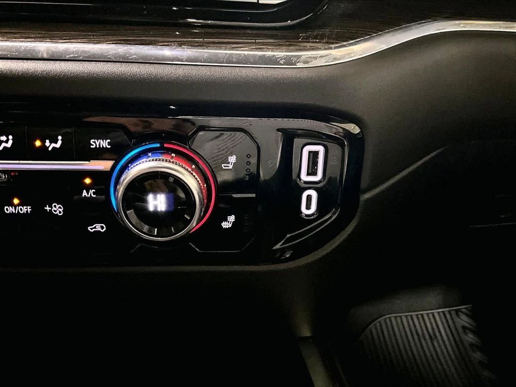 Used 2023 White GMC Elevation image 27