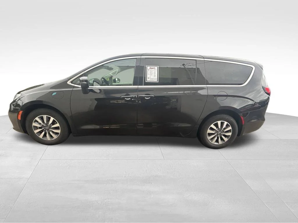 Used 2023 Black Chrysler Touring L image 3
