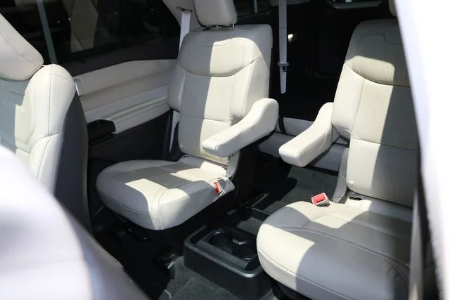 Used 2020 White Metallic Ford Platinum image 10
