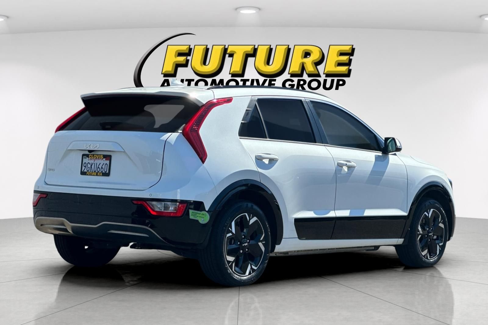 Used 2023 White Kia Wind image 4