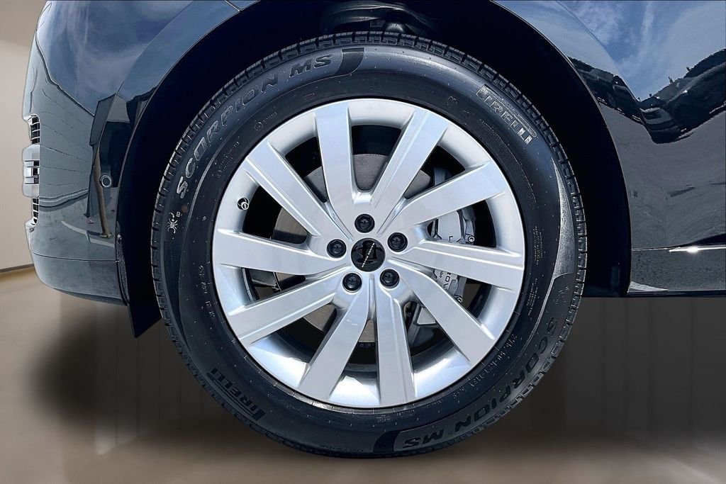 New 2026 SANTORINI BLACK Land Rover SE image 13