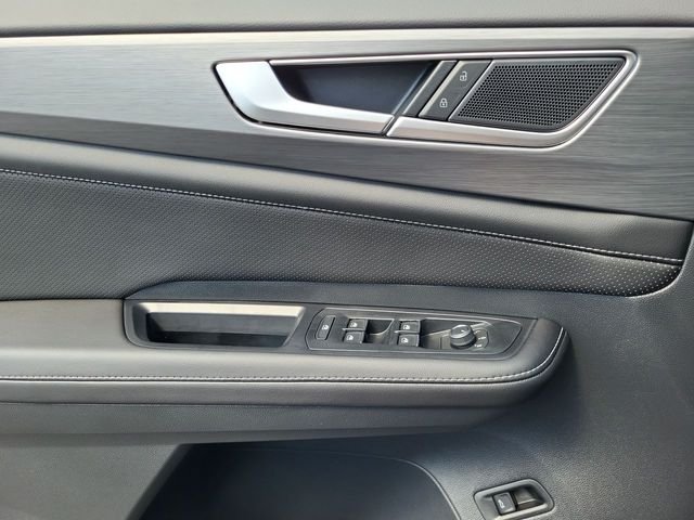 New 2026 Black Volkswagen 2.0T SE w/Technology image 10