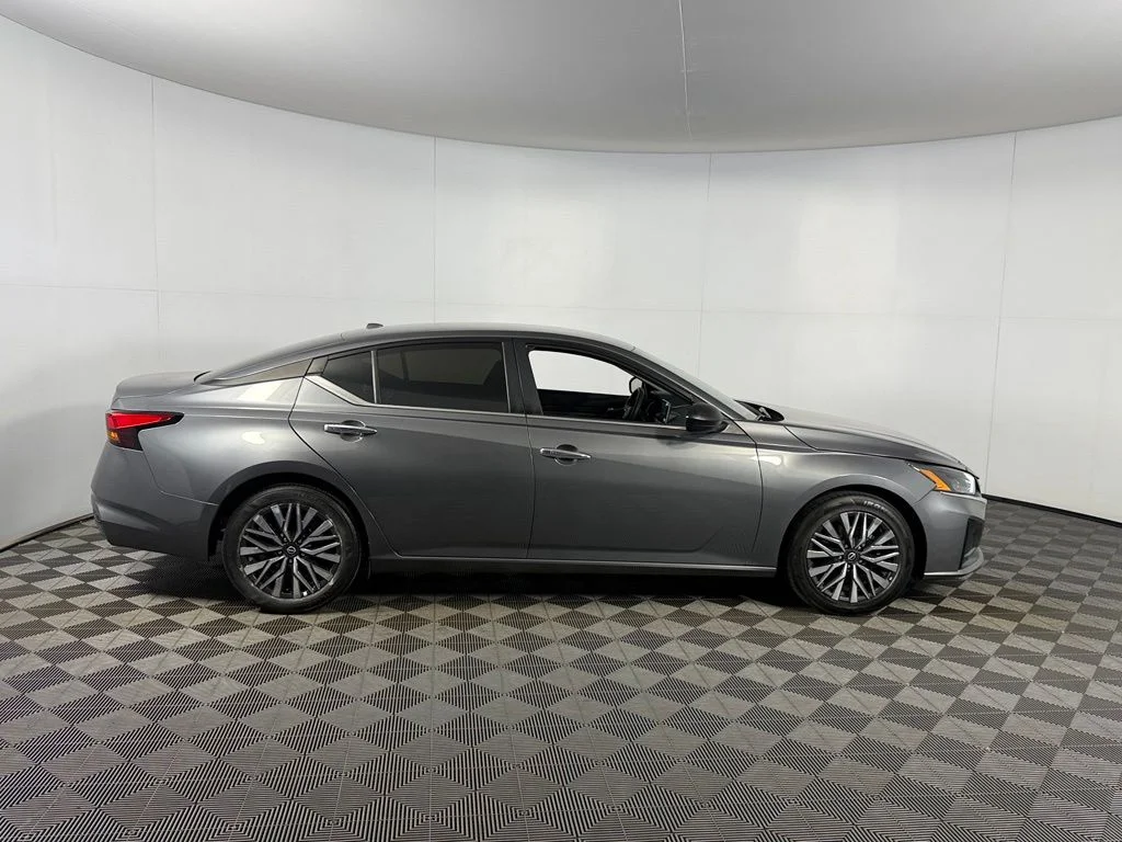 2025 Nissan Altima SV - Photo 10