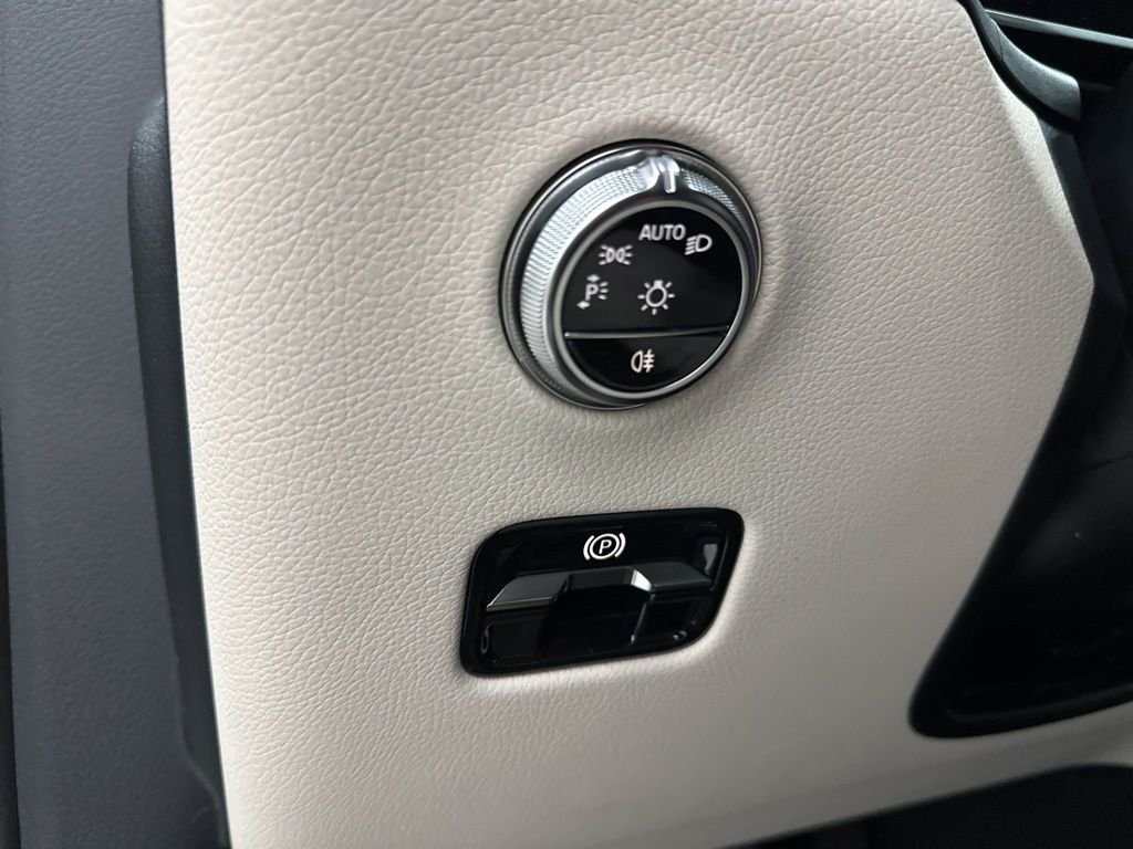Used 2026 Gray Mercedes-Benz GLC 300 image 18