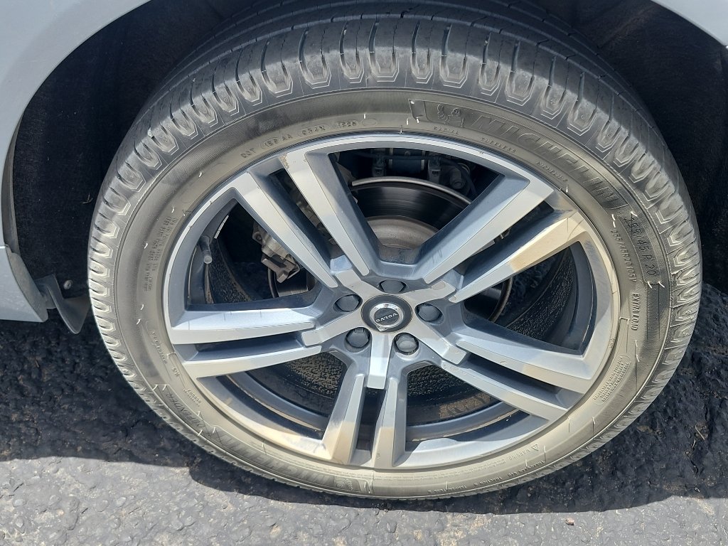 Used 2018 Electric Silver Metallic Volvo Momentum image 11