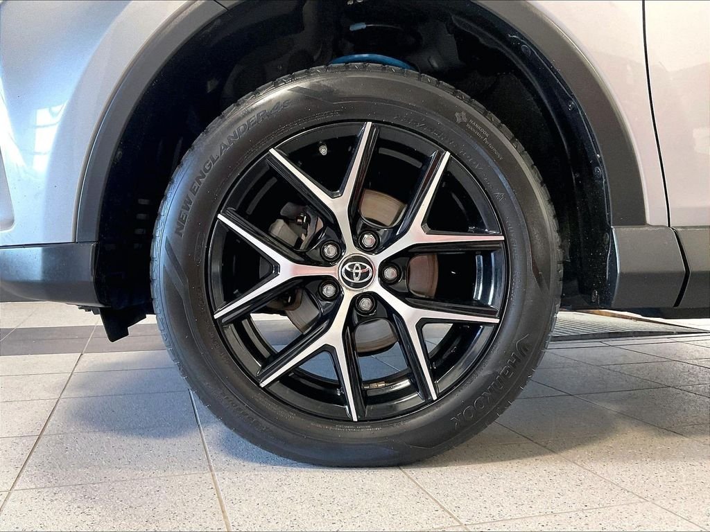 Used 2018 Silver Toyota SE image 7