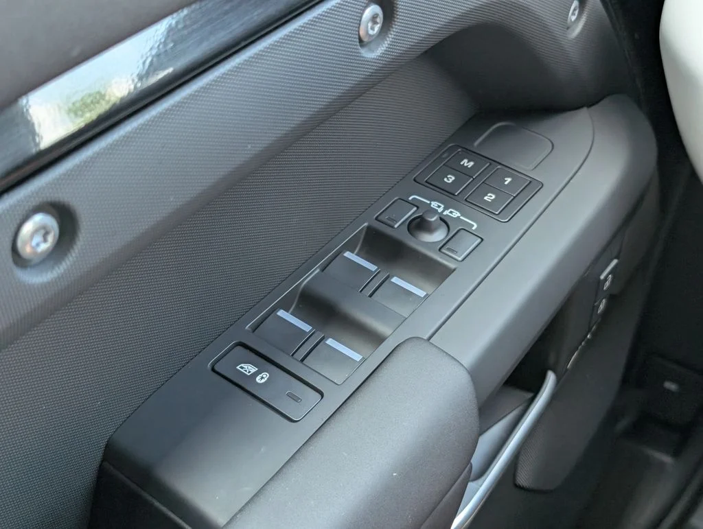 Used 2025 Black Land Rover S image 33