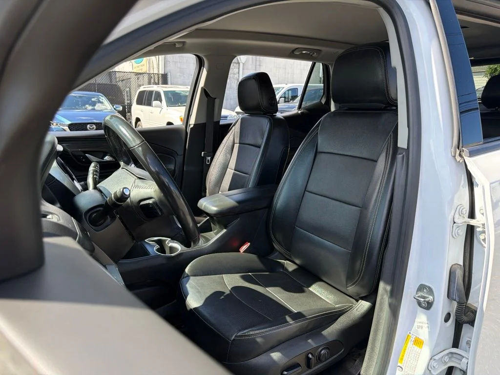 Used 2022 White GMC SLT image 35