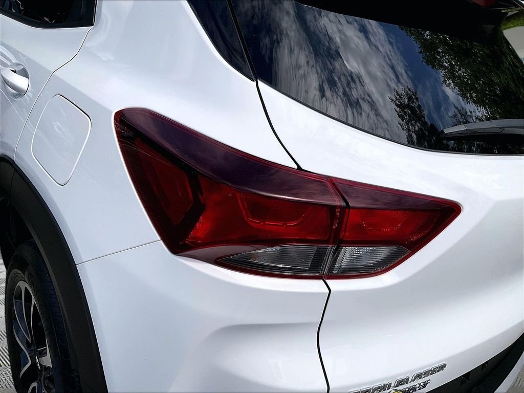 Used 2025 White Chevrolet LT image 30