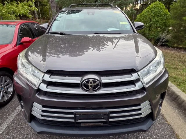 Used 2019 Gray Toyota XLE image 3