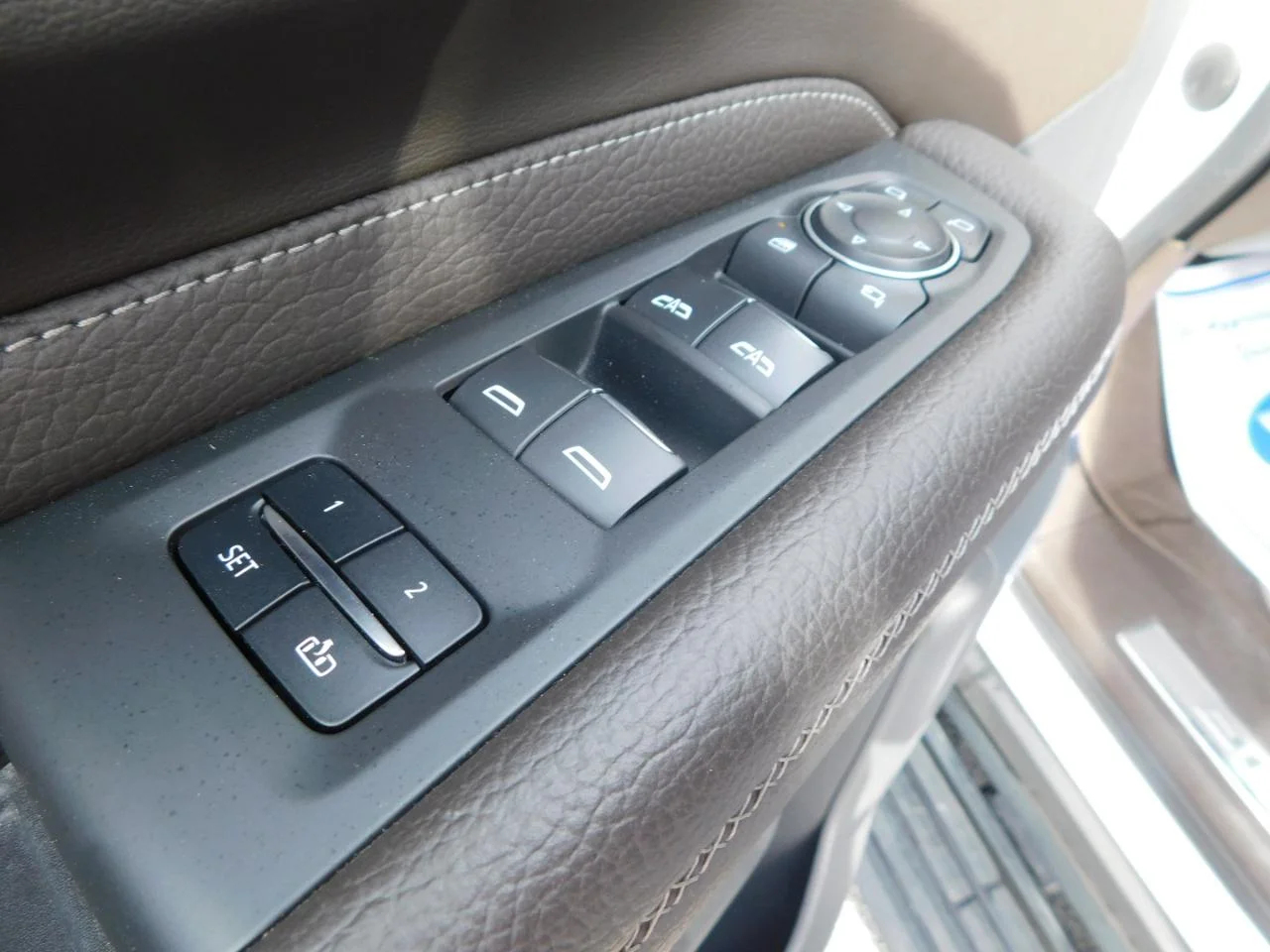 Used 2021 White GMC 4WD 4dr Denali image 34