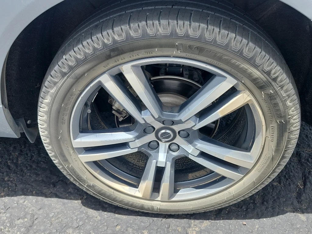 Used 2018 Electric Silver Metallic Volvo Momentum image 11
