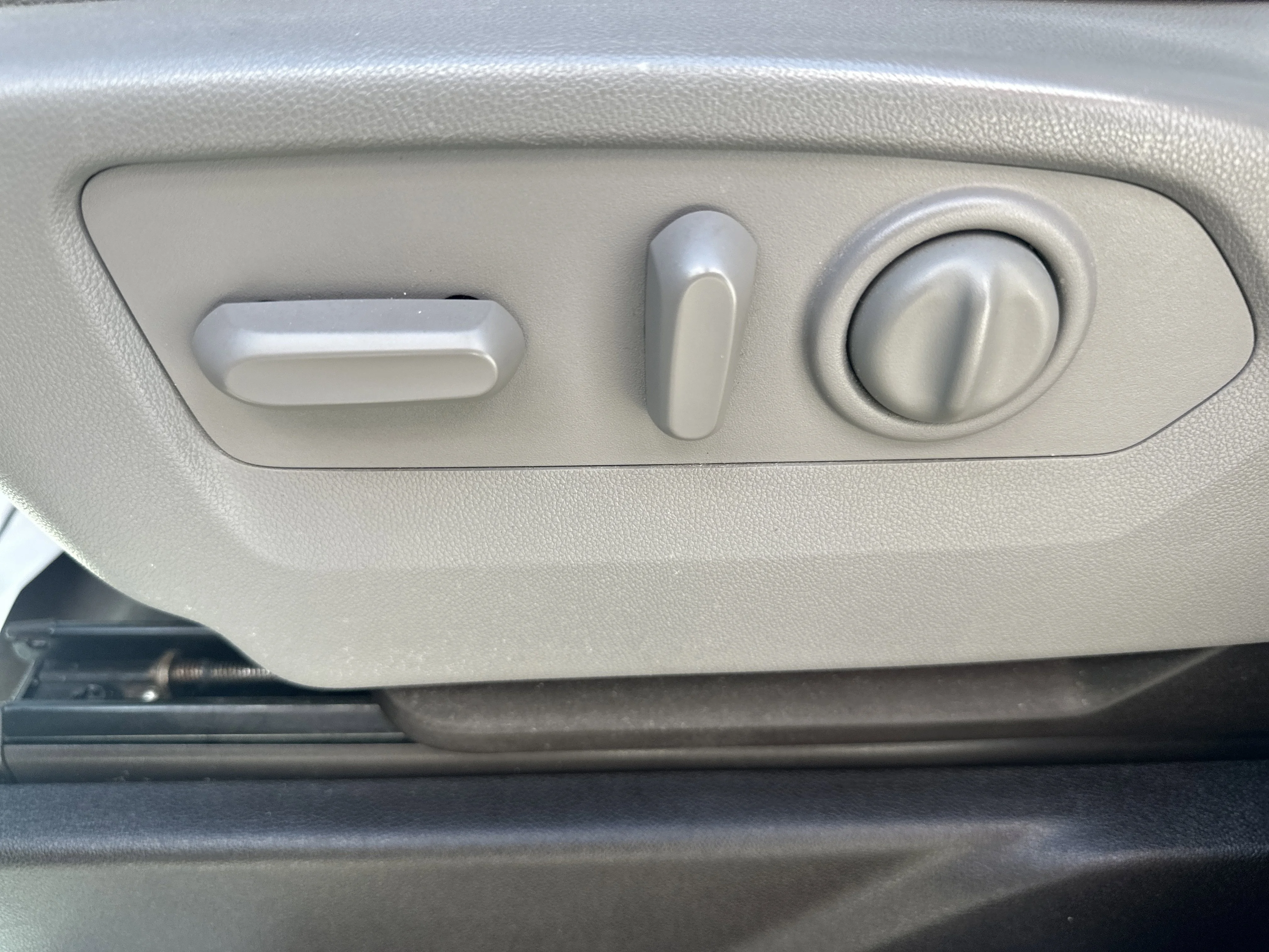 Used 2019 Satin Steel Metallic GMC SLT image 18