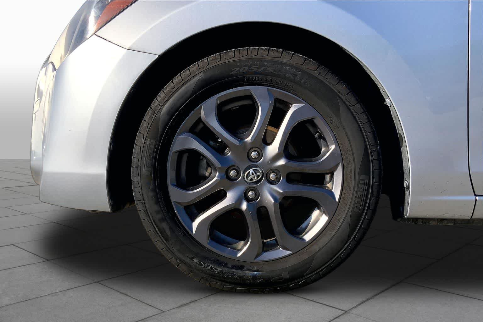 Used 2019 Chromium Toyota LE image 11