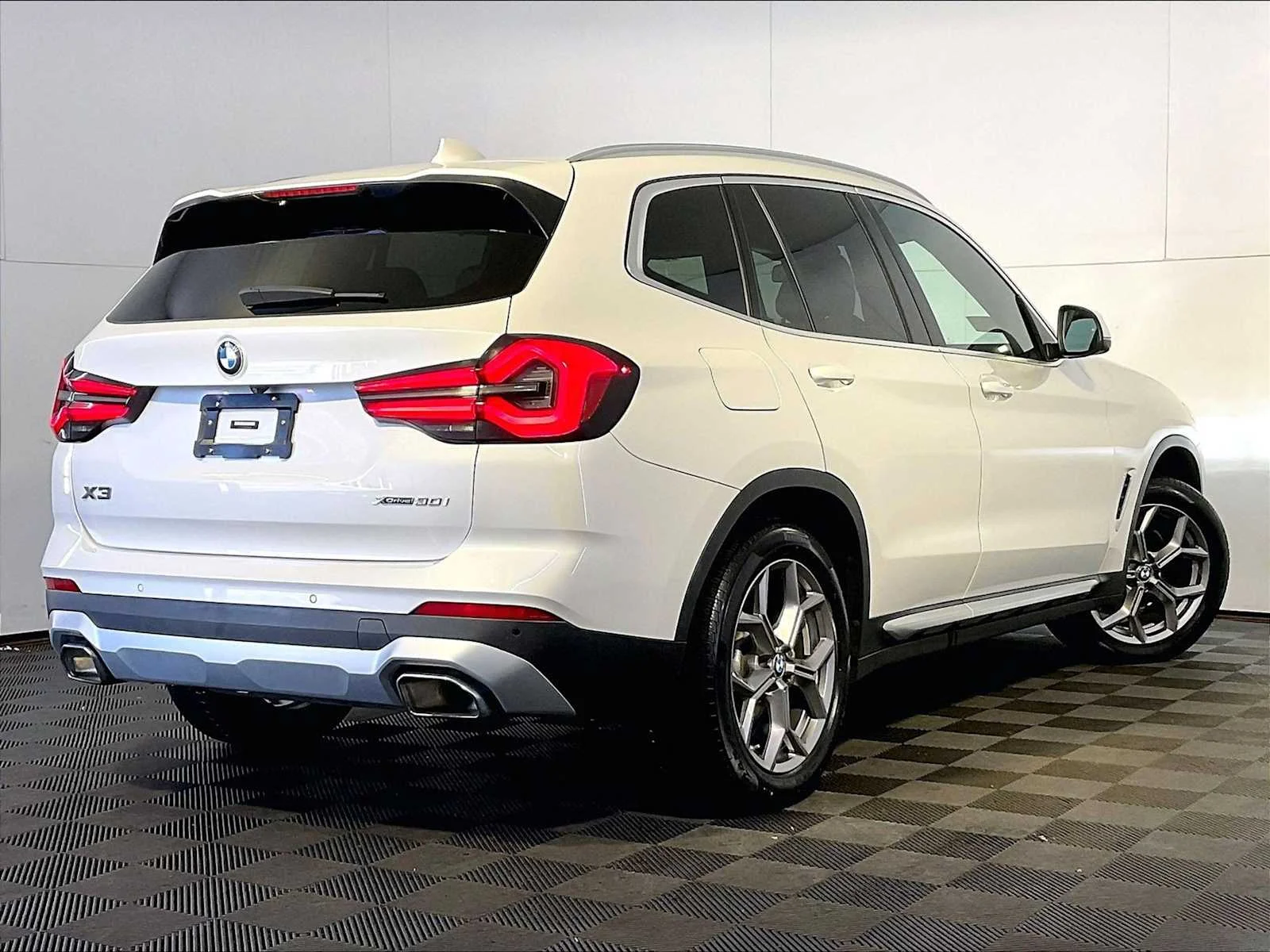 Used 2023 Mineral White Metallic BMW xDrive30i image 7