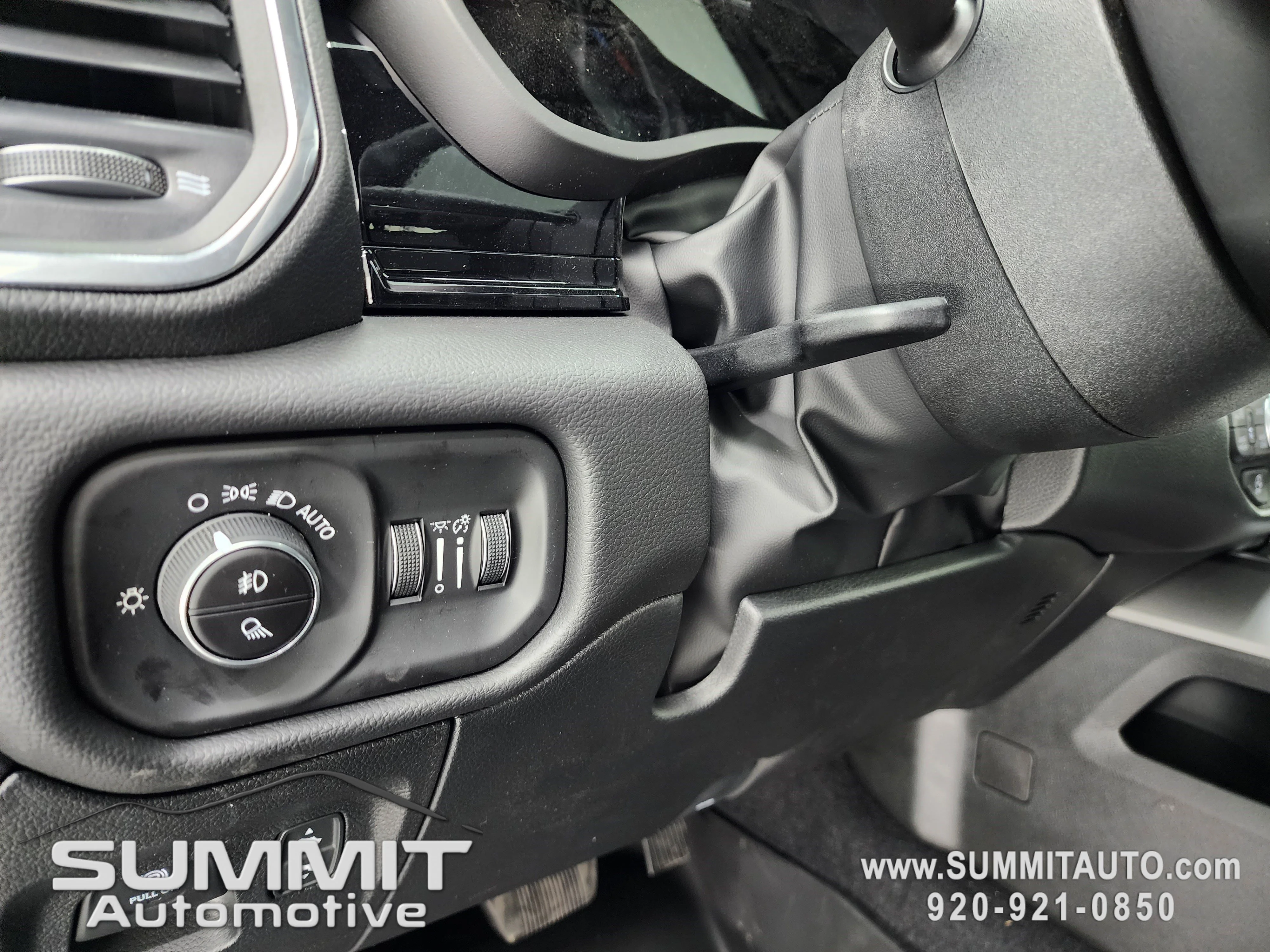 New 2026 Granite Crystal Metallic Clear-Coat Exterior Paint RAM Laramie image 50