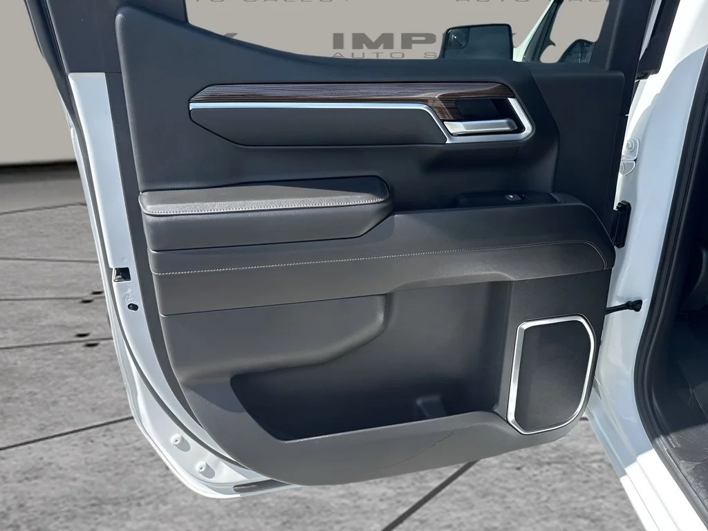 Used 2025 White Chevrolet LT image 27